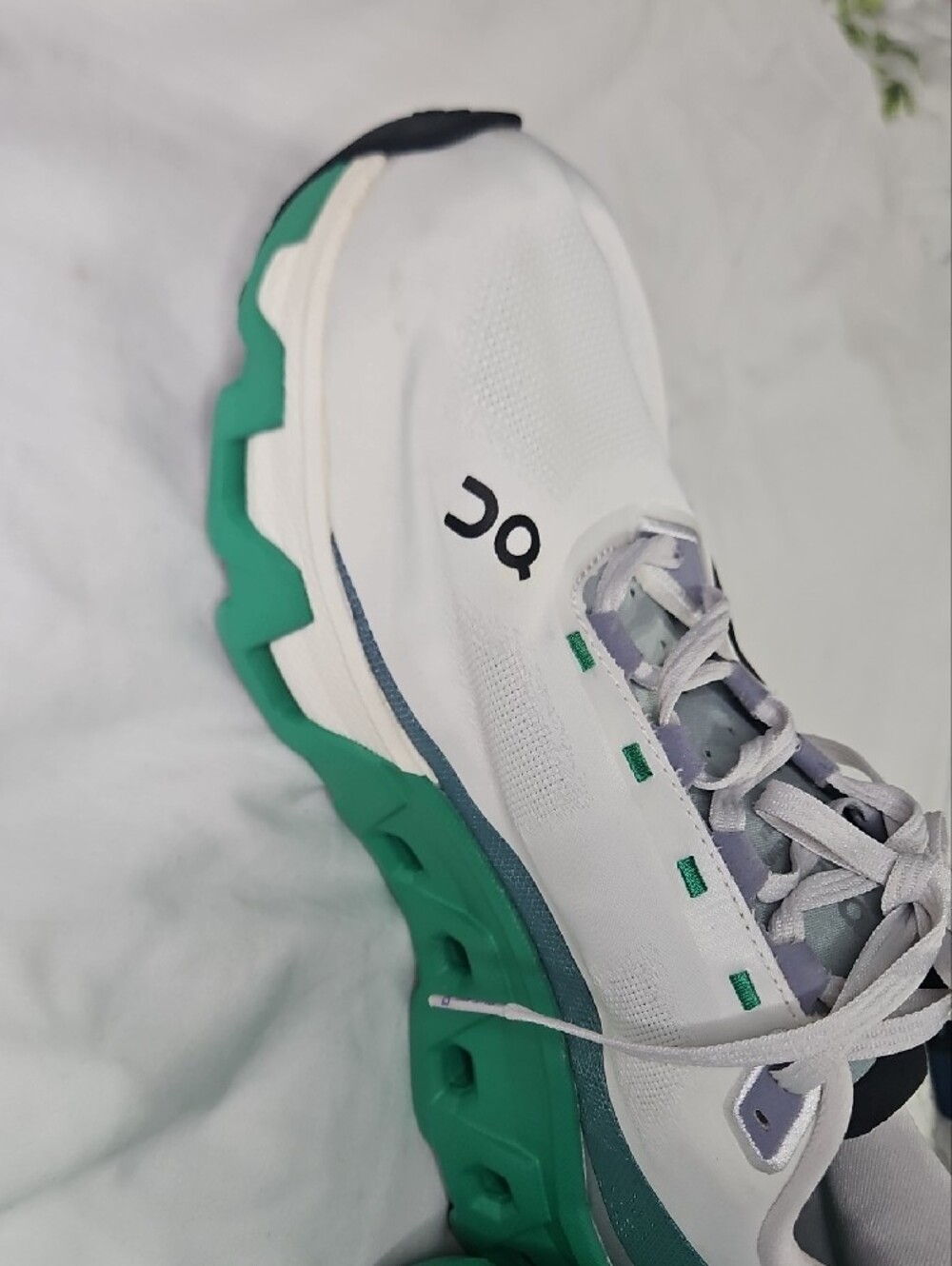 On Running Women White and Teal Trail Sneakers New Whit Out Box - Picture 12 of 12